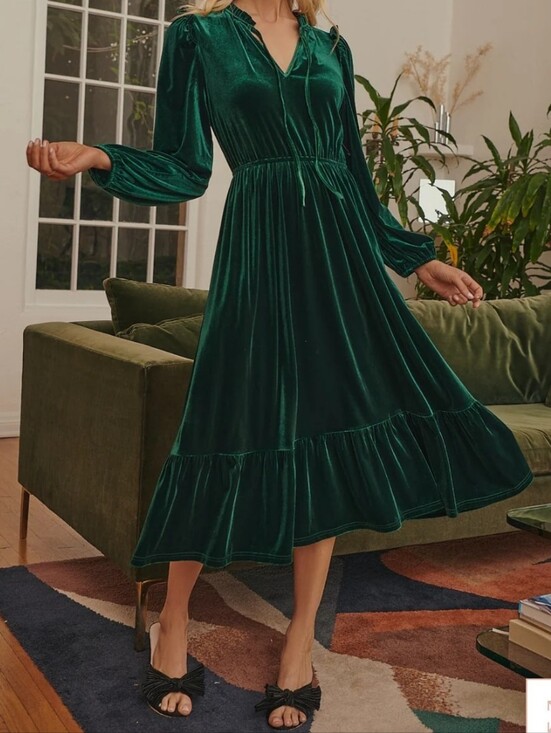 Baltic Born Dresses & Skirts - Baltic Born Emerald Green Velvet Long Sleeve Midi Dress